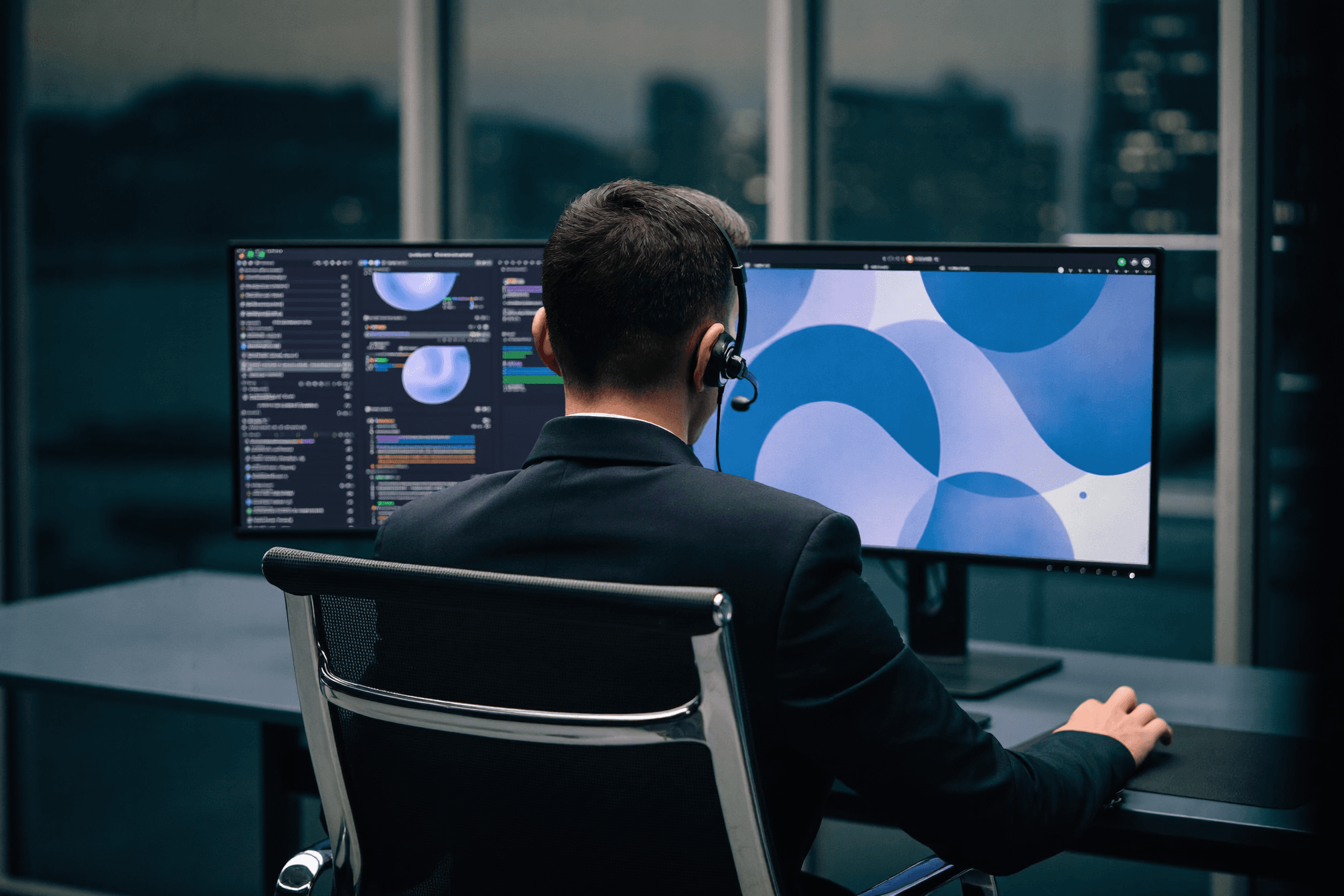 Supportspecialist van HZ IT Services aan het werk